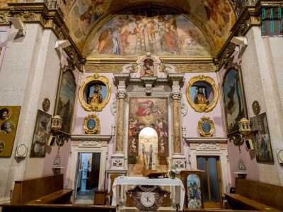 Qui l'altare � un tripudio di marmi pregiati...